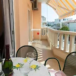 Appartement Beautiful In With Wifi Makarska