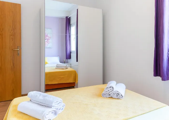 In With View Apartment *